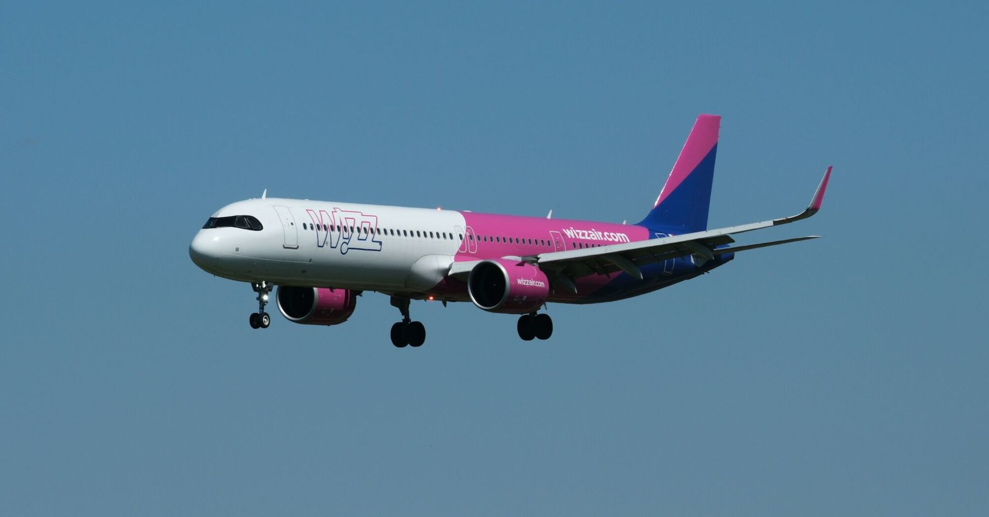 Wizz Air Airbus A321 approaching landing 