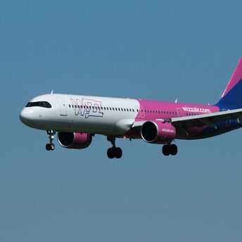 Wizz Air Airbus A321 approaching landing