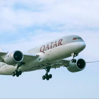 Qatar Airways Boeing 787 approaching landing