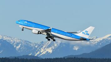 KLM aircraft departing during winter disruption
