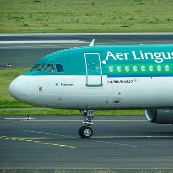 Aer Lingus Airbus A320 on the runway