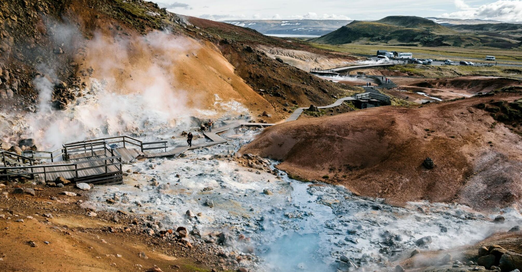 Geothermal springs and steam vents in Icelandic highlands