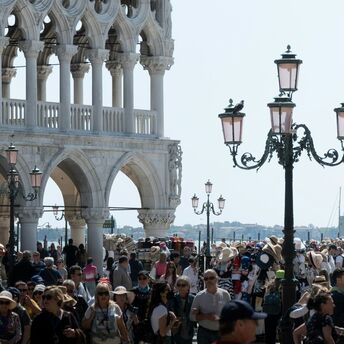 Crowds near Doge’s Palace in Venice during busy tourist period