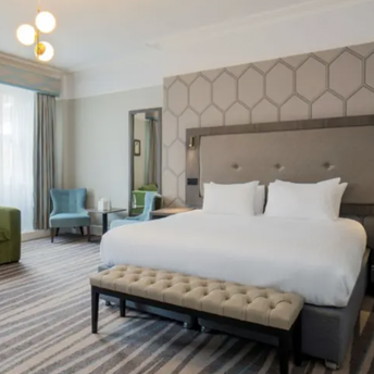 Guest room at The Queen at Chester Hotel with bed and seating area