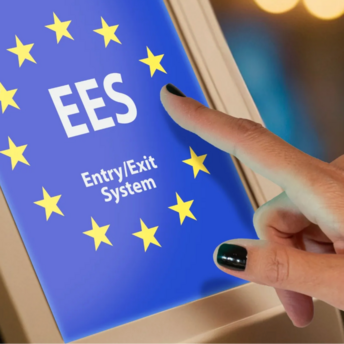 Traveller using an EES Entry/Exit System screen at a European border