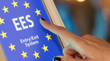 Traveller using an EES Entry/Exit System screen at a European border