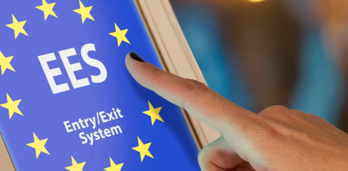 Traveller using an EES Entry/Exit System screen at a European border