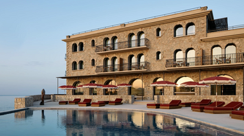 Zannier Île de Bendor hotel exterior with pool overlooking the sea