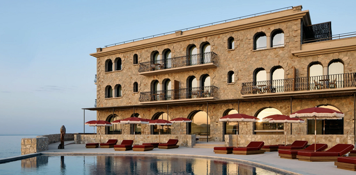 Zannier Île de Bendor hotel exterior with pool overlooking the sea