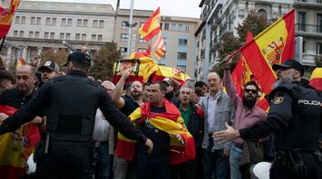 Protesters with Spanish flags near police officers