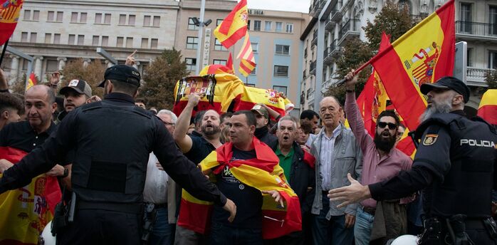 Protesters with Spanish flags near police officers