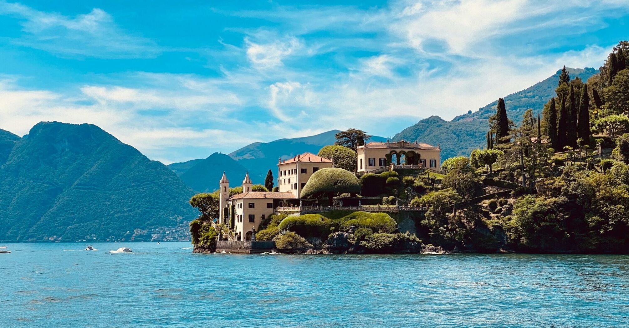 Lake Como view with villa and mountains