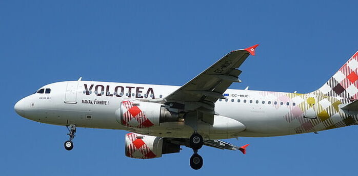Volotea aircraft flying with landing gear down