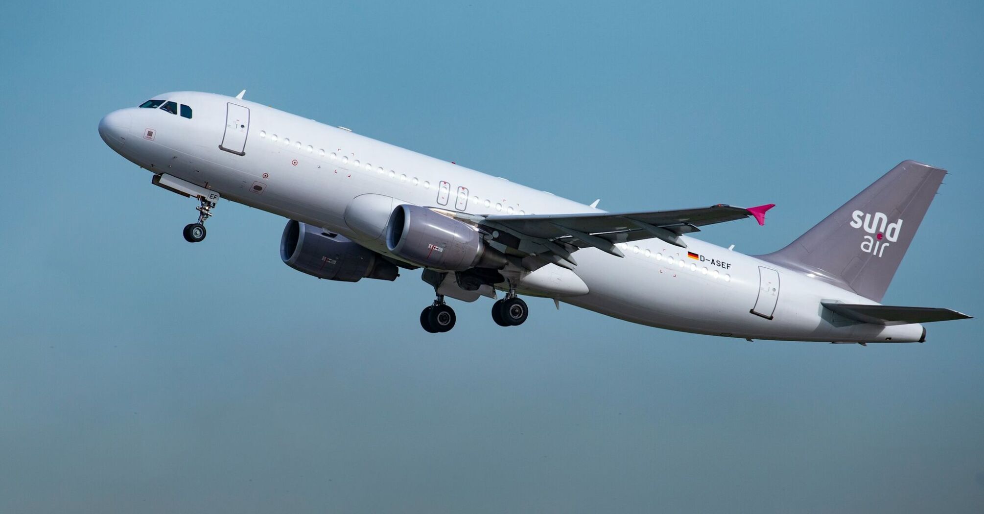 SUNDAIR Airbus A320 in flight