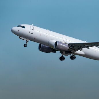 SUNDAIR Airbus A320 in flight
